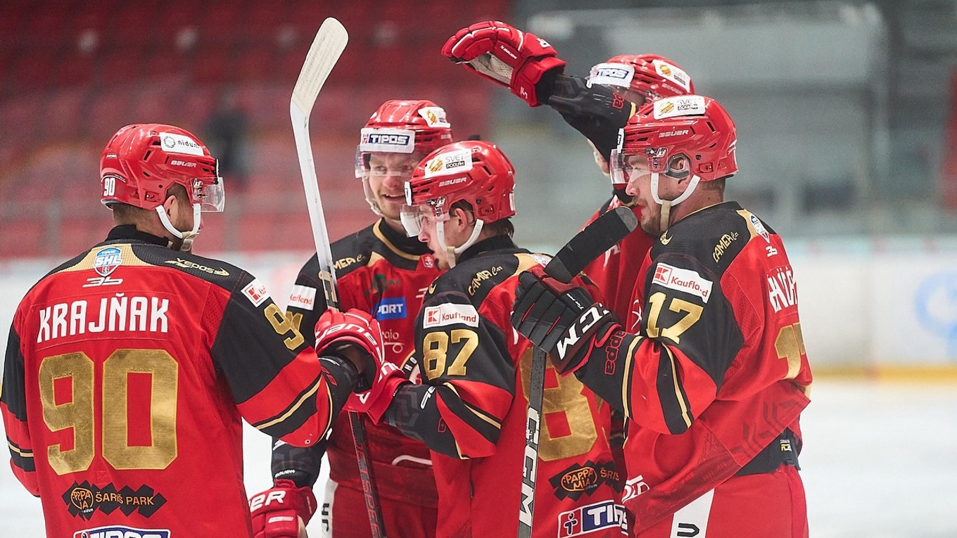 Hokejisti Prešova sa radujú z gólu