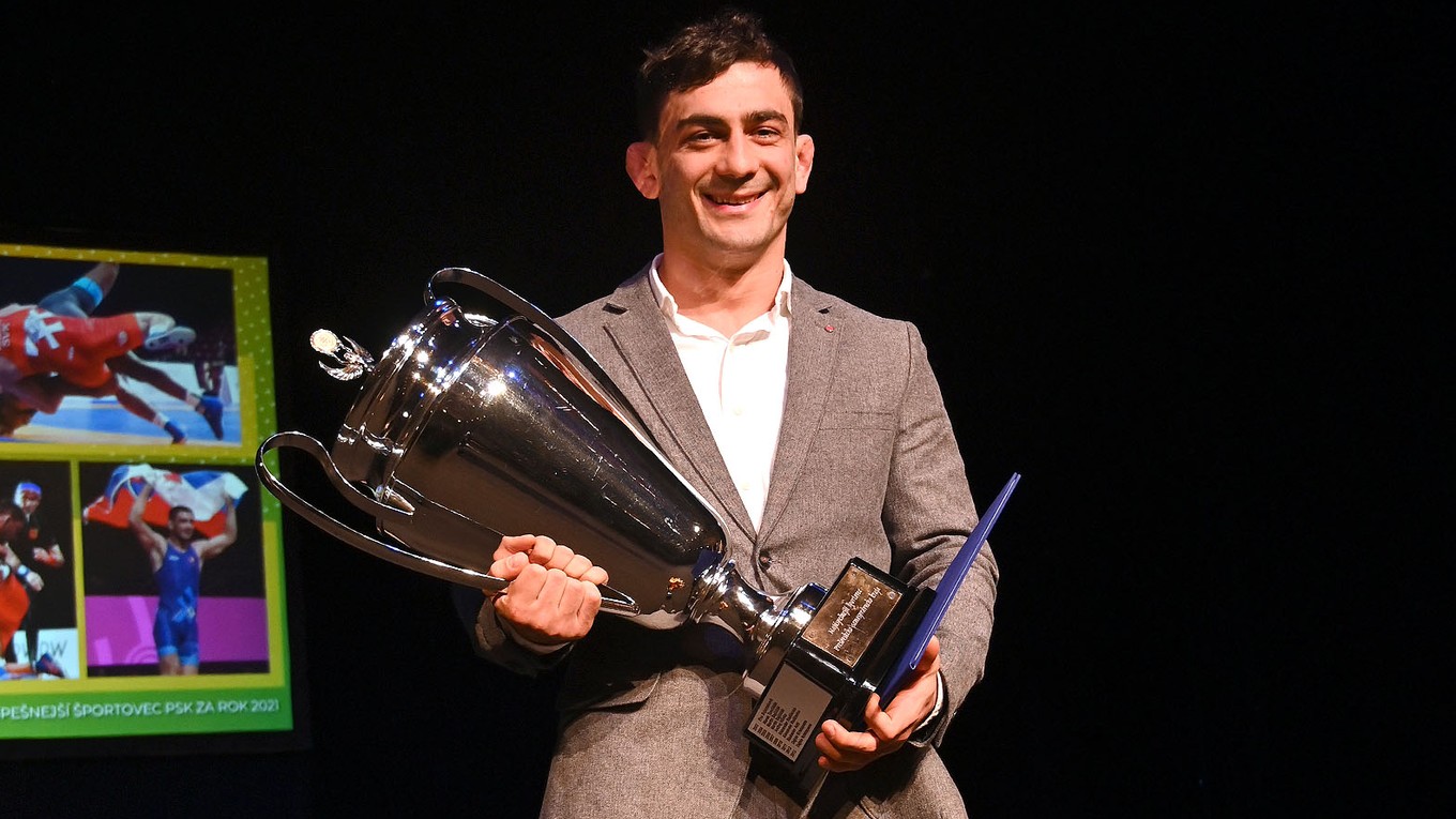 Tajmuraz Salkazanov s trofejou pre najúspešnejšieho športovca PSK za rok 2021.