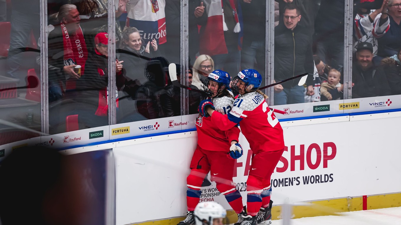 Hokejistky Česka oslavujú gól proti Švajčiarsku na MS žien 2025.