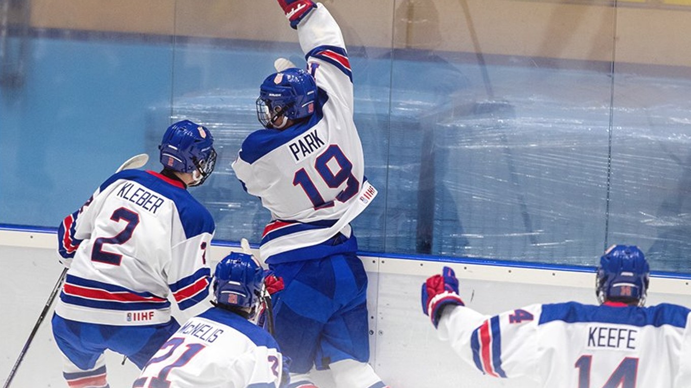 Hokejisti USA sa tešia z gólu v zápase o bronz proti Fínom.