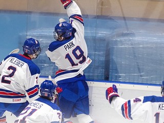 Hokejisti USA sa tešia z gólu v zápase o bronz proti Fínom.