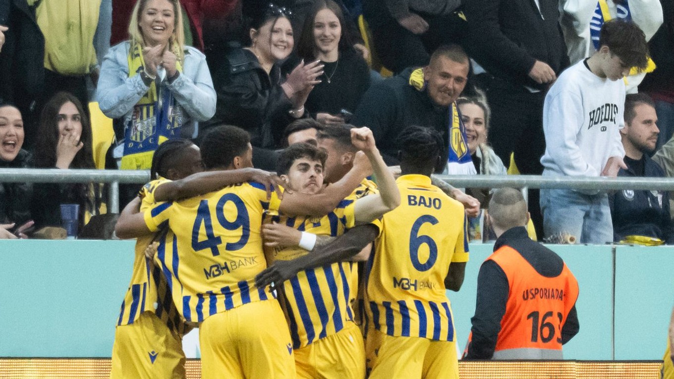 Futbalisti Dunajskej Stredy sa tešia z gólu v zápase proti Slovanu. 
