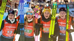 Karoline Offigstad Knottenová (druhá sprava) v rámci nórskej štafety v Hochfilzene 2025.