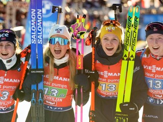 Karoline Offigstad Knottenová (druhá sprava) v rámci nórskej štafety v Hochfilzene 2025.