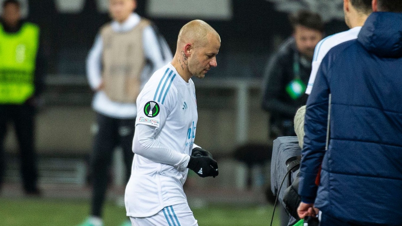 Vladimír Weiss ml. odchádza z ihriska po tom, čo bol vylúčený v zápase Sturm Graz - Slovan Bratislava.
