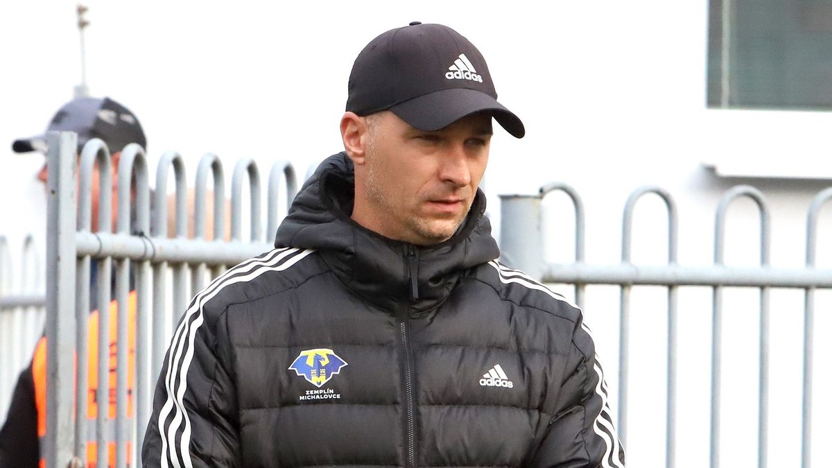 Tréner Peter Struhár počas zápasu FK Železiarne Podbrezová - MFK Zemplín Michalovce.