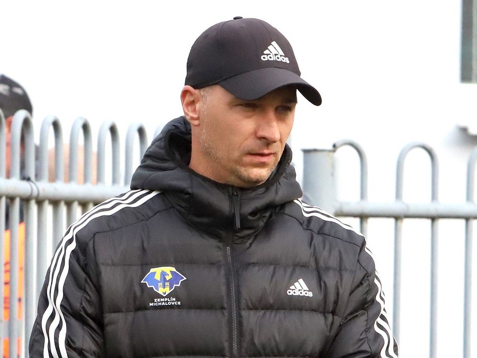 Tréner Peter Struhár počas zápasu FK Železiarne Podbrezová - MFK Zemplín Michalovce.