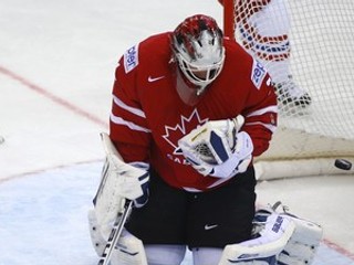 Kanadský brankár James Reimer.