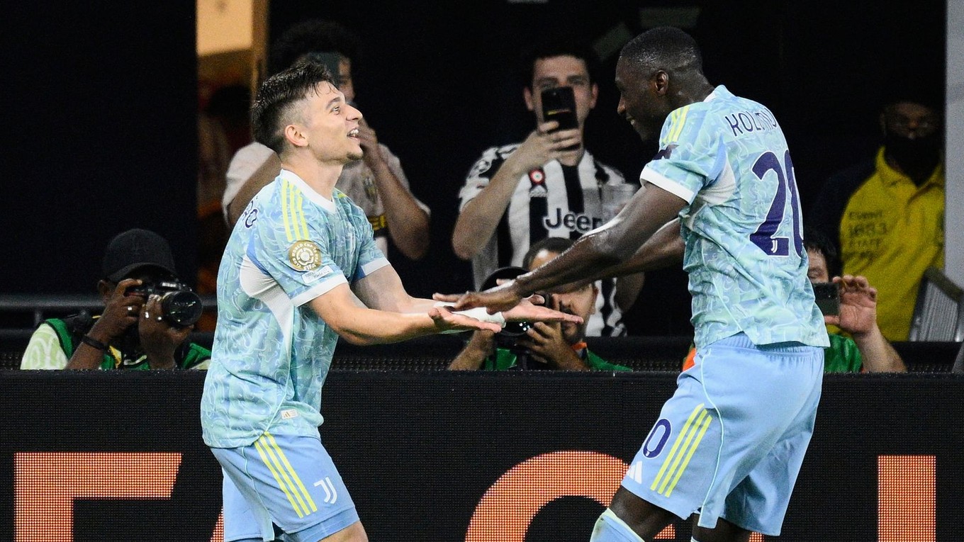 Randal Kolo Muani (vpravo) a Francisco Conceicao oslavujú gól.