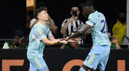 Randal Kolo Muani (vpravo) a Francisco Conceicao oslavujú gól.