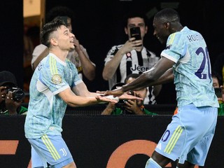 Randal Kolo Muani (vpravo) a Francisco Conceicao oslavujú gól.