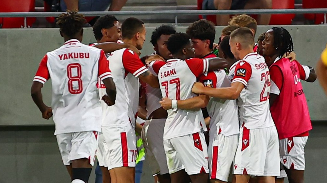 Futbalisti AS Trenčín sa radujú z gólu.