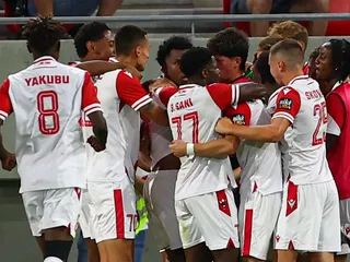 Futbalisti AS Trenčín sa radujú z gólu.