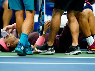 Rafael Nadal si v zápase 2. kola proti Šanielovi Fogininimu spôsobil na kurte zranenie nosa.