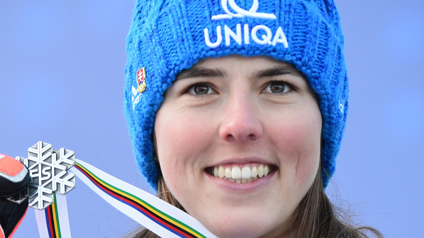 Petra Vlhová so striebornou medailou na MS v zjazdovom lyžovaní 2021 v talianskom stredisku Cortina d'Ampezzo.