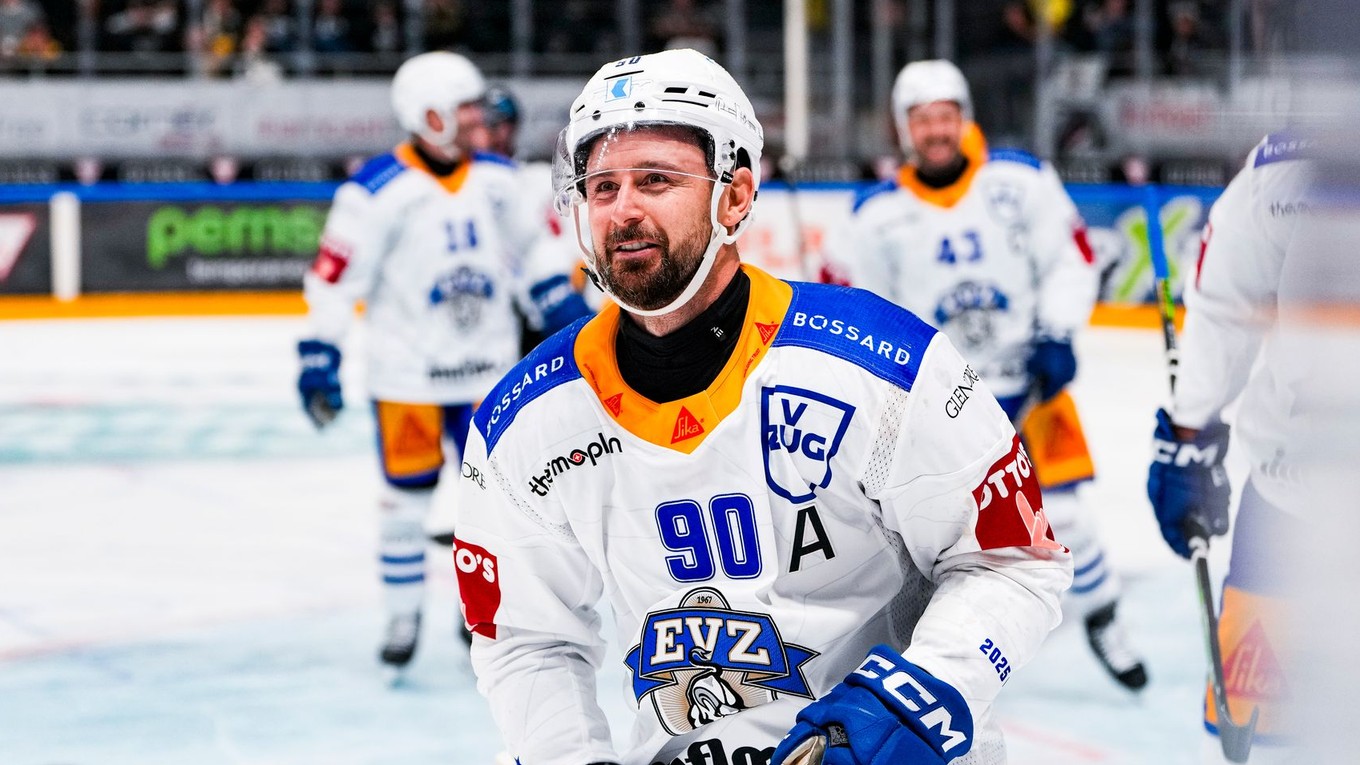 Tomáš Tatar oslavuje gól v drese EV Zug. 