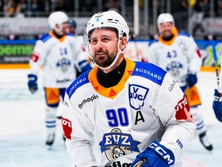 Tomáš Tatar oslavuje gól v drese EV Zug. 