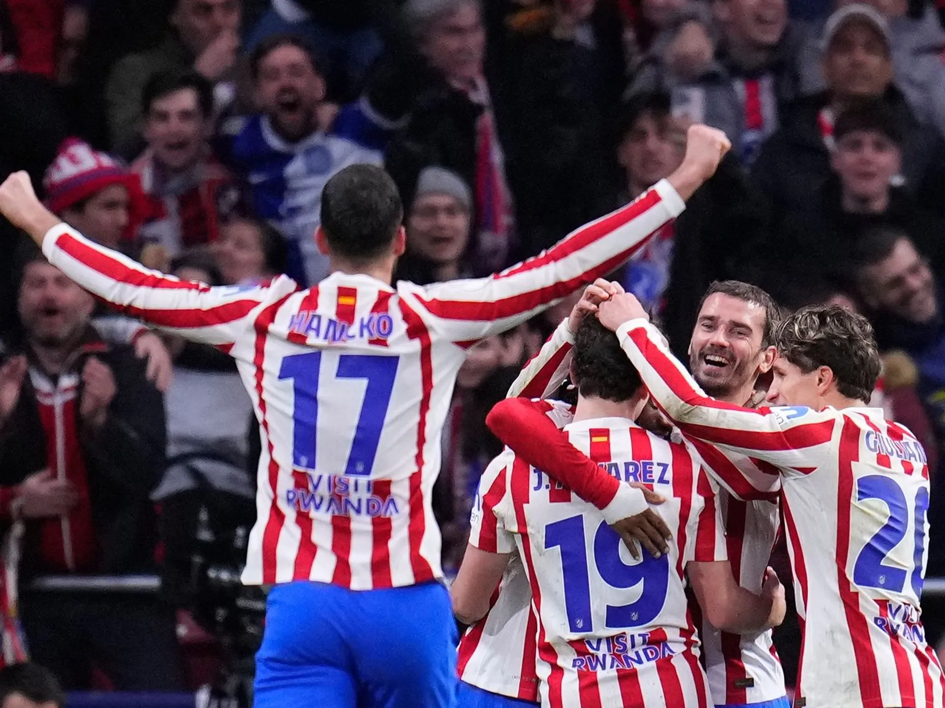 KK79 Madrid - Slovenský futbalista Atletica Madrid Dávid Hancko (17) sa teší po góle spoluhráča Juliana Alvareza v prvom semifinálovom dueli Španielskeho pohára Atletico Madrid - FC Barcelona v Madride vo štvrtok 12. februára 2026. FOTO TASR/AP 
Atletico Madrid's team players celebrate after Julian Alvarez scored his side's fourth goal during the Copa del Rey semifinal first leg soccer match between Atletico Madrid and Barcelona in Madrid, Spain, Thursday, Feb. 12, 2026. (AP Photo/Manu Fernandez)