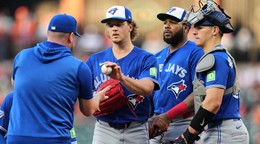 Slovenský bejzbalista Adam Macko (druhý vľavo) z Toronta Blue Jays 