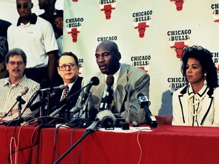 Michael Jordan počas tlačovej konferencie 6. októbra 1993, na ktorej oznámil svoj koniec kariéry.
