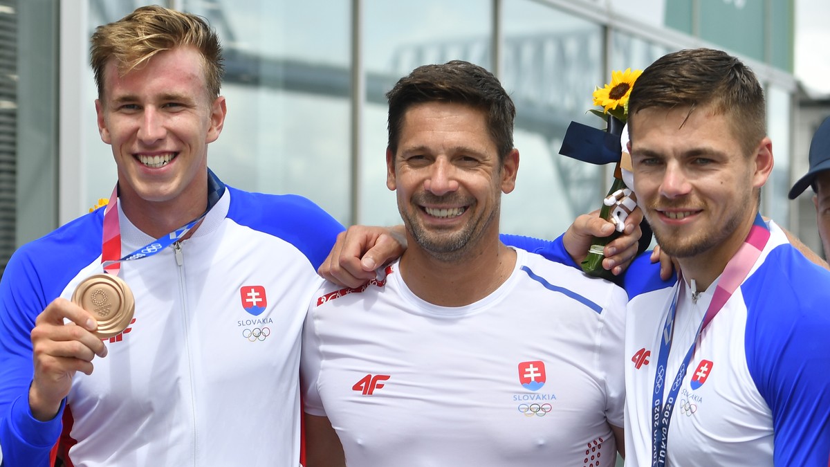 Andrej Wiebauer sa teší z bronzovej medaily so svojimi zverencami Samuelom Balážom (vľavo) a Denisom Myšákom.