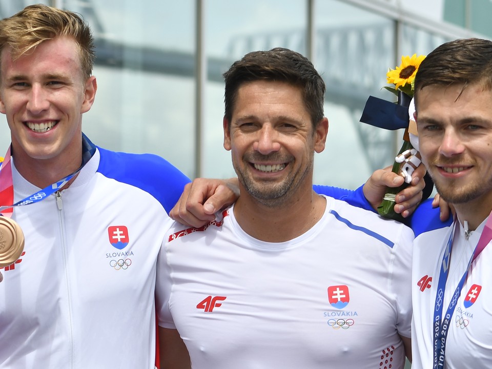 Andrej Wiebauer sa teší z bronzovej medaily so svojimi zverencami Samuelom Balážom (vľavo) a Denisom Myšákom.