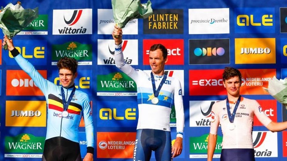 Na snímke sú Wout van Aert, Olav Kooij (vpravo) a majster Európy Christophe Laporte. 