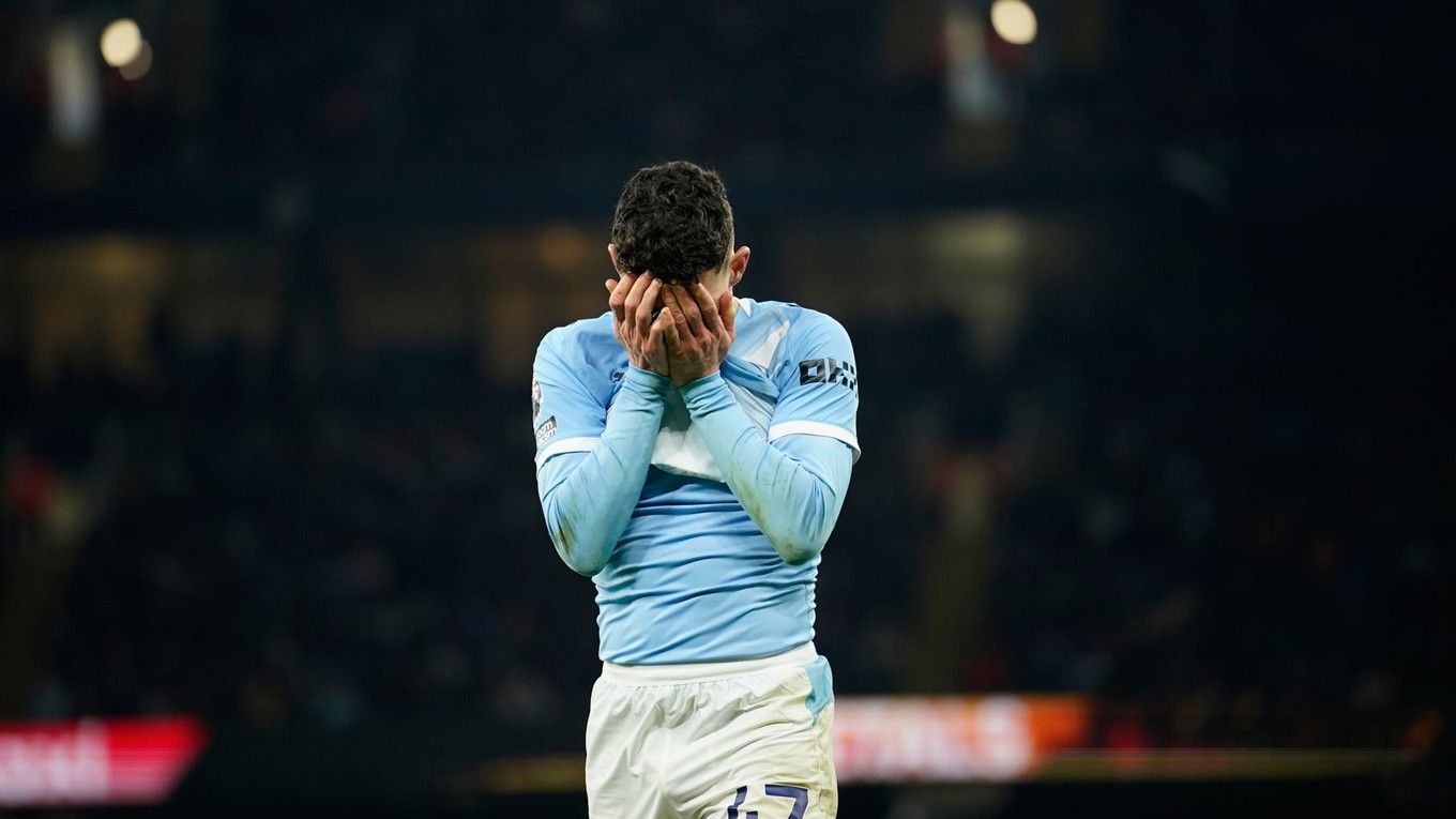 Phil Foden je sklamaný v zápase s Chelsea.