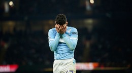 Phil Foden je sklamaný v zápase s Chelsea.