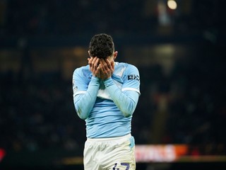 Phil Foden je sklamaný v zápase s Chelsea.