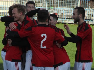 Tímy v závere sezóny majú o čo hrať. Platí to aj pre štvrtoligové Ľubotice (na fotografii).