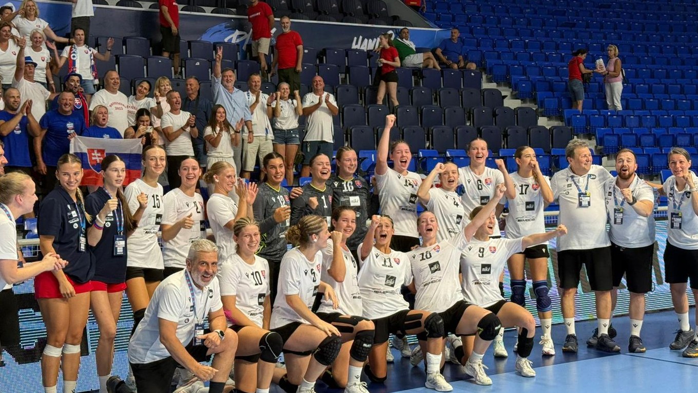 Radosť slovenského tímu po postupe do semifinále Euro U17 v hádzanej.