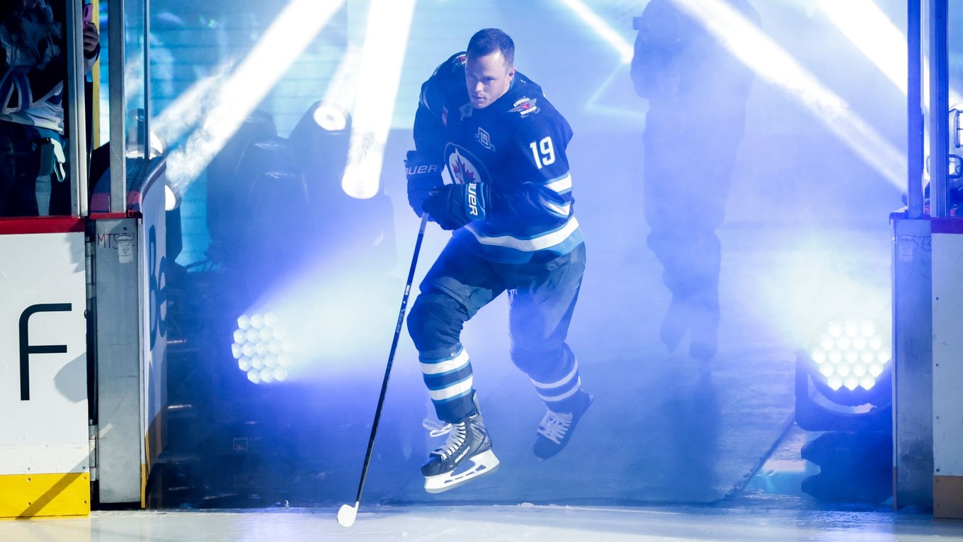 Jonathan Toews pri návrate do NHL v drese Winnipegu. 