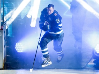 Jonathan Toews pri návrate do NHL v drese Winnipegu. 