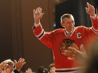 Bývalý hokejista Chicaga Blackhawks Stan Mikita
