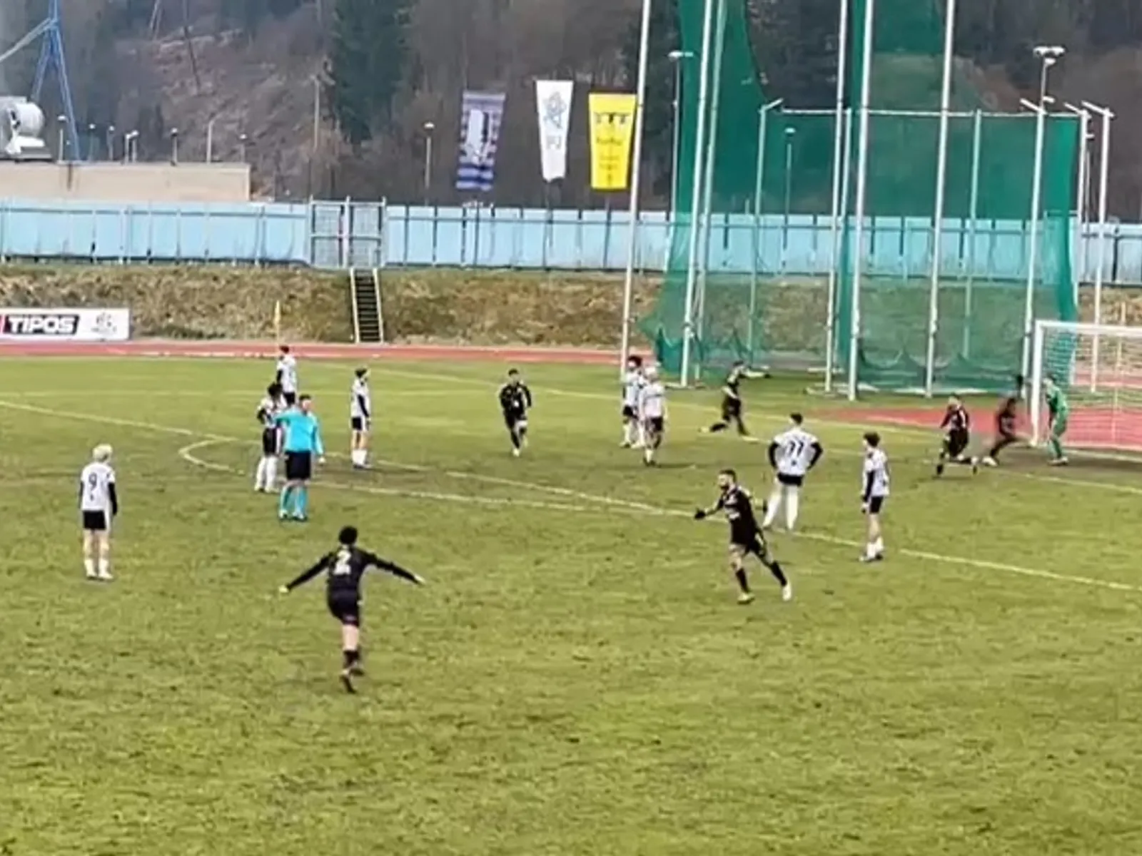 Futbalisti Rimavskej Soboty sa radujú z vyrovnávajúceho gólu v Dolnom Kubíne.