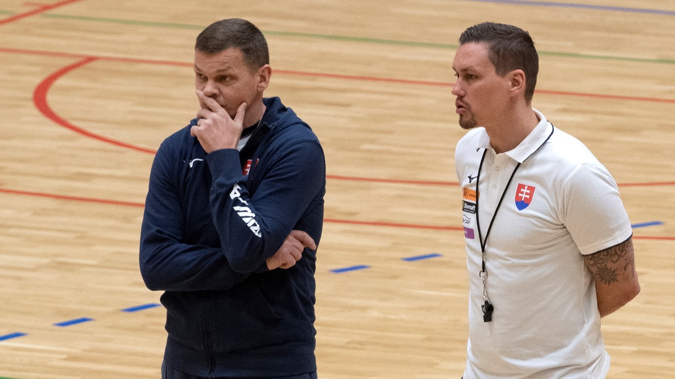 Tréneri slovenskej hádzanárskej reprezentácie - vpravo hlavný Peter Kukučka, vedľa neho asistent Radoslav Antl.