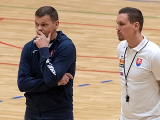 Tréneri slovenskej hádzanárskej reprezentácie - vpravo hlavný Peter Kukučka, vedľa neho asistent Radoslav Antl.