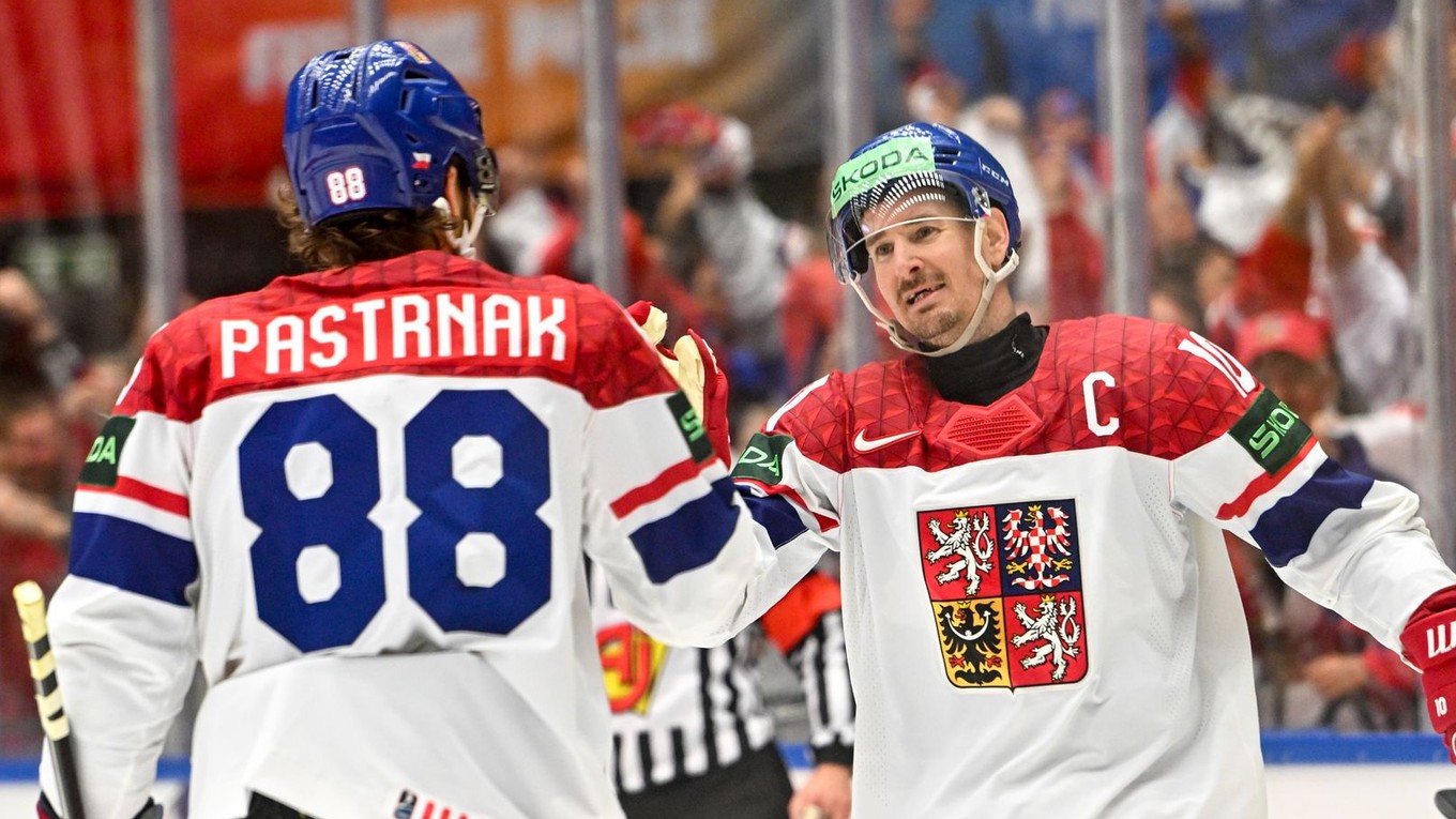Českí hokejisti David Pastrňák a Roman Červenka sa tešia z gólu na MS 2025.