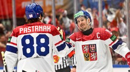 Českí hokejisti David Pastrňák a Roman Červenka sa tešia z gólu na MS 2025.