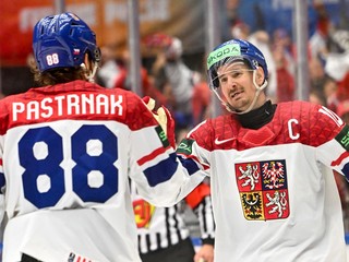 Českí hokejisti David Pastrňák a Roman Červenka sa tešia z gólu na MS 2025.