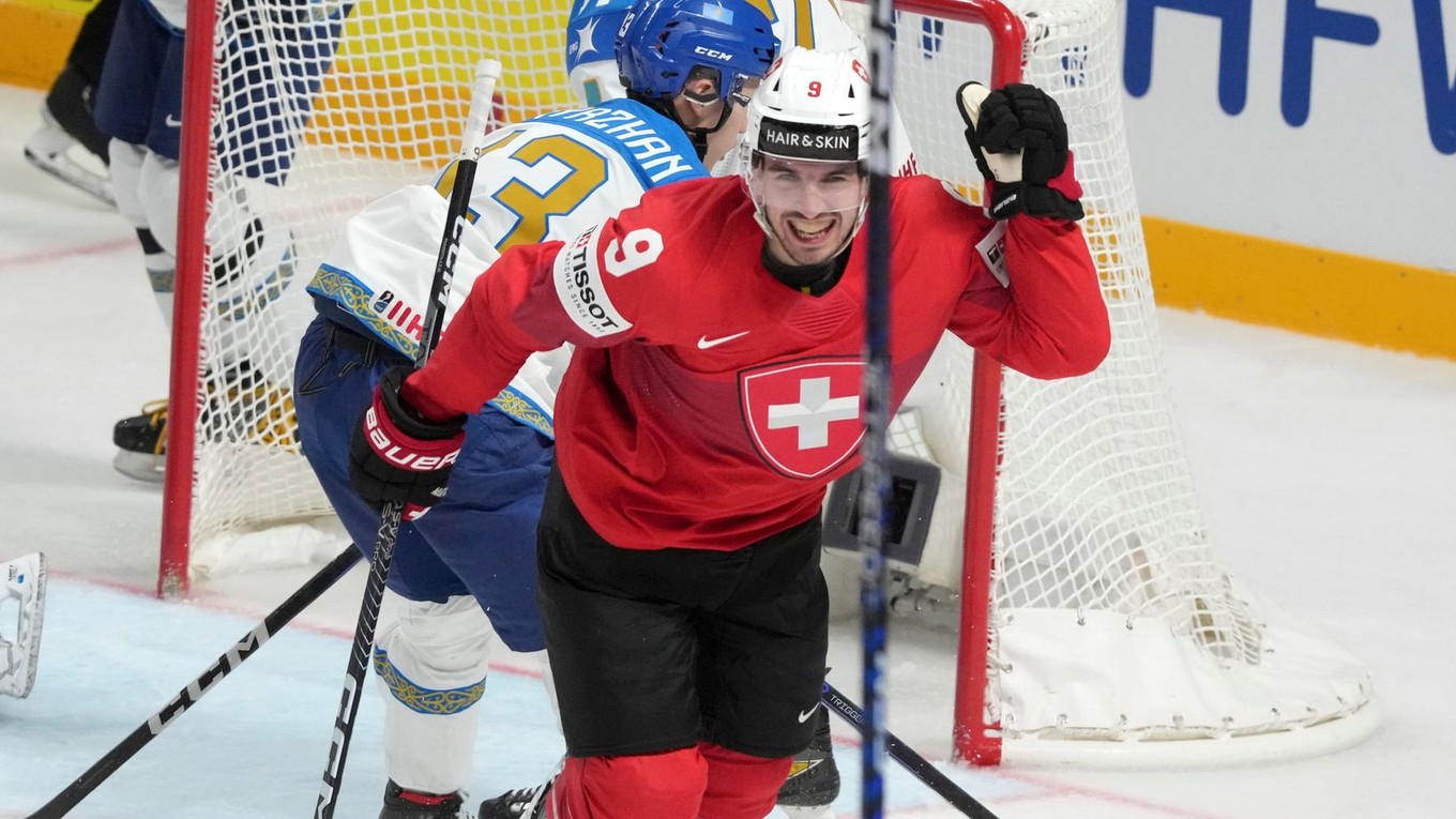 Švajčiarsky hráč Damien Riat oslavuje gól v zápase Švajčiarsko - Kazachstan. 