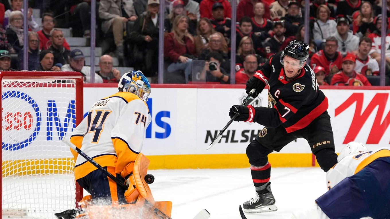 Brady Tkachuk sa snaží streliť gól.