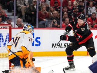 Brady Tkachuk sa snaží streliť gól.