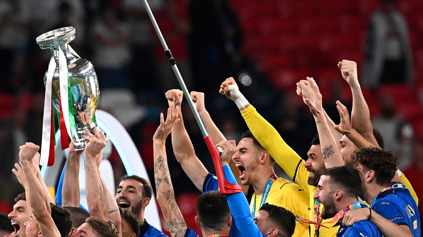 Futbalisti Talianska s trofejou po výhre EURO 2020 / 2021.