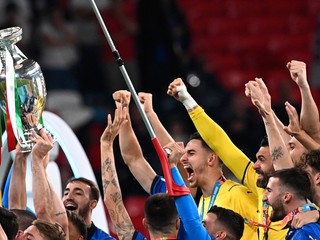 Futbalisti Talianska s trofejou po výhre EURO 2020 / 2021.