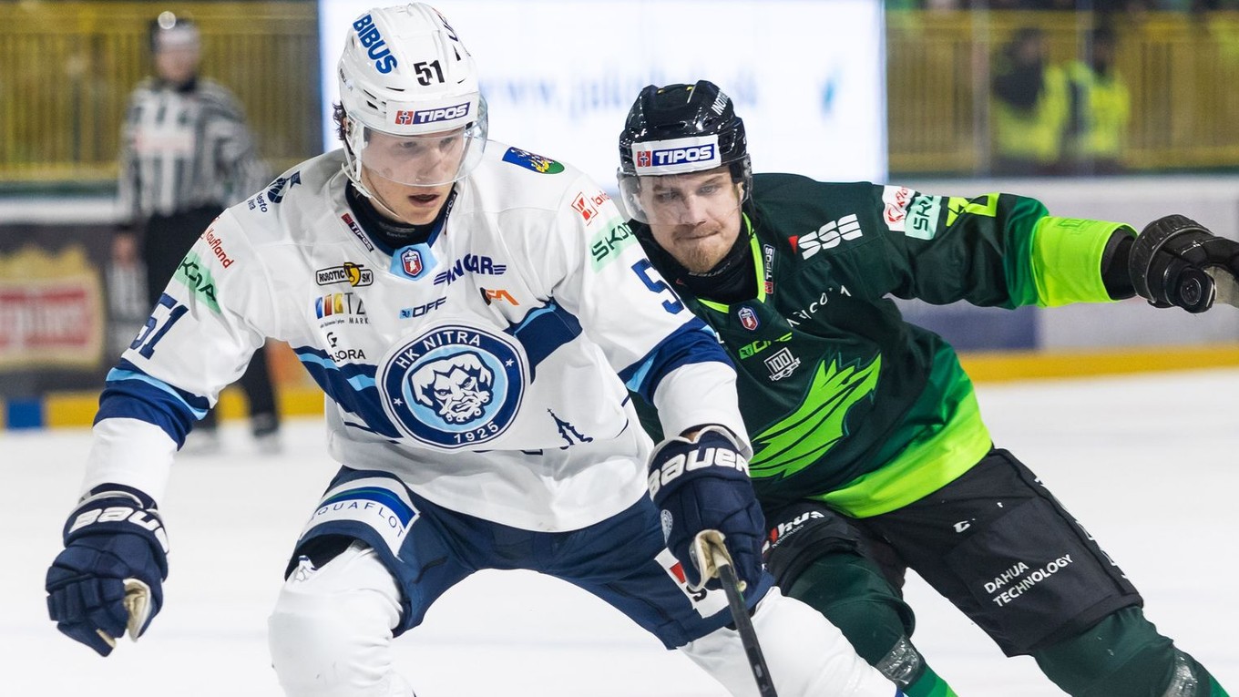 Martin Belluš (Žilina) a Luke Green (Nitra) v zápase 45. kola hokejovej Tipos extraligy.