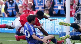 aiwo Awoniyi (vľavo) počas zrážky o bránkovu tyč