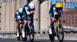 Francúzi Bruno Armirail, Rémi Cavagna a Jordan Larosse počas štafety na MS v cyklistike 2026.