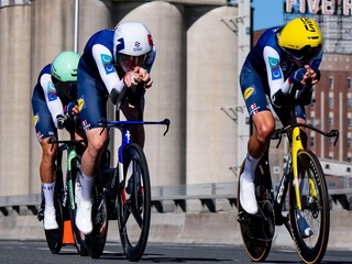Francúzi Bruno Armirail, Rémi Cavagna a Jordan Larosse počas štafety na MS v cyklistike 2026.